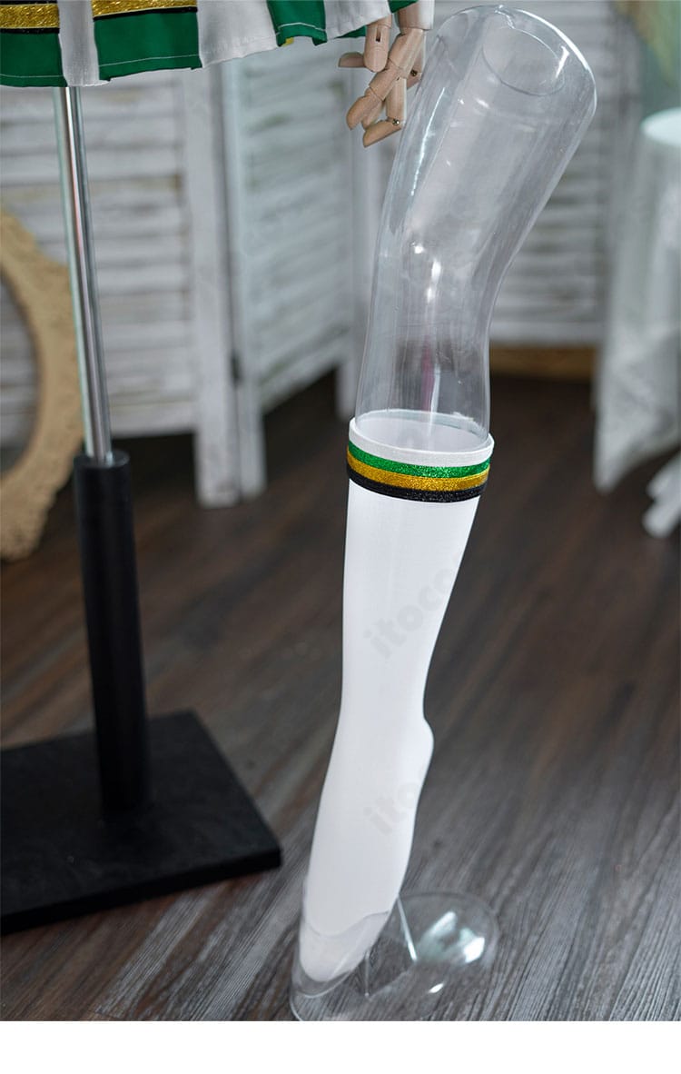 靴下の装飾ディテール。配色ラインと丈感がわかる、全体コーデを引き締めるアイテムの近接画像。