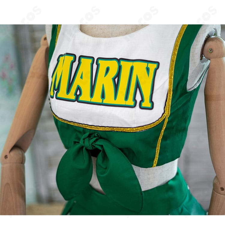 チアガール衣装の側面。トップスのシルエットとスカートのひらみ、ウエストラインのバランスが確認できるサイドビュー。