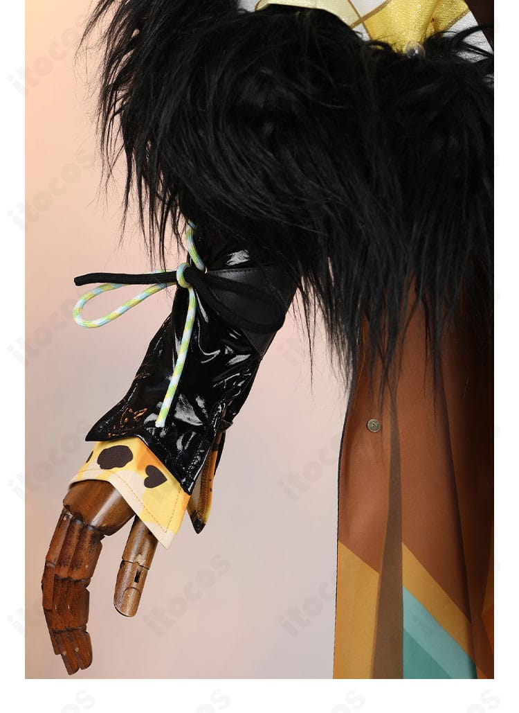 シロネン衣装の右手装飾。手首飾りの装着感と金属調パーツの質感。