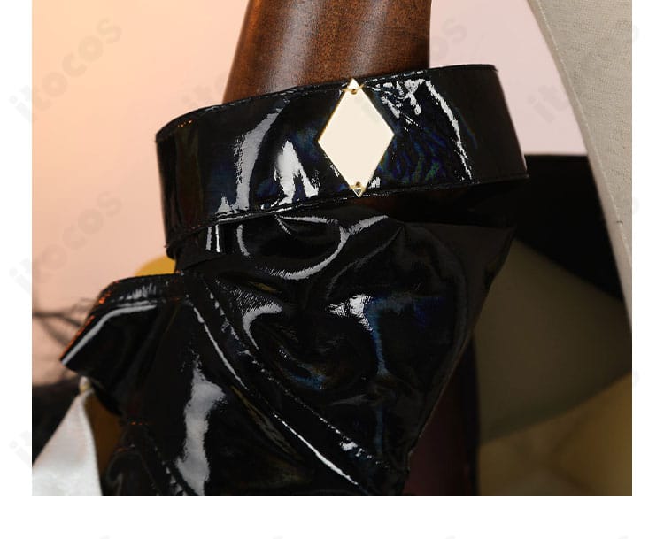 シロネン衣装の袖装飾。カフの切り替えとエンブレムが映える仕上がり。