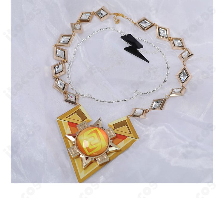 シロネン衣装の首元装飾アップ。装飾密度と配色のコントラストを強調。