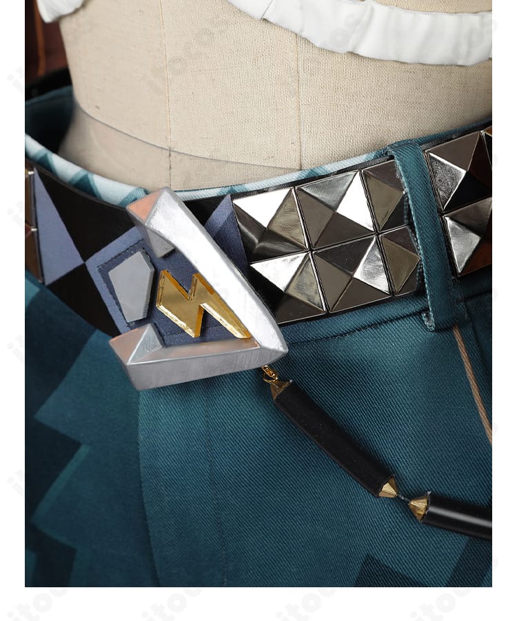 シロネン衣装の腰ベルト詳細。バックル意匠と吊り飾りを忠実に再現。