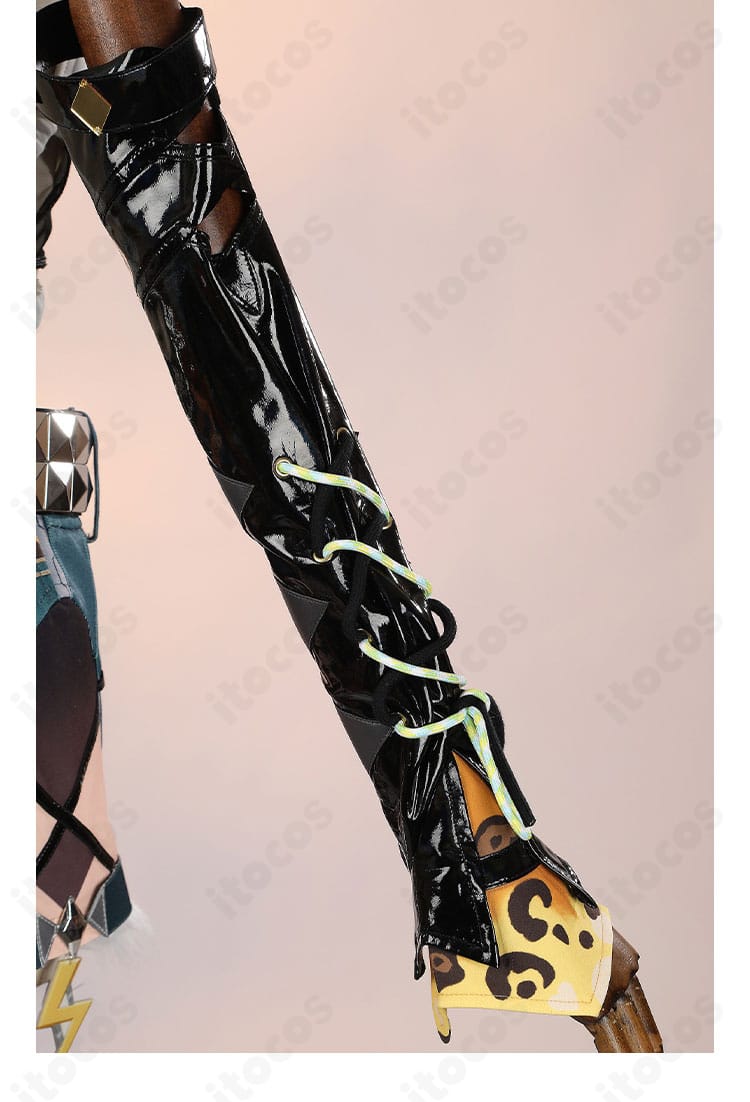 シロネン衣装の左手装飾。バングルと紐飾りの配置が分かる手元アクセント。