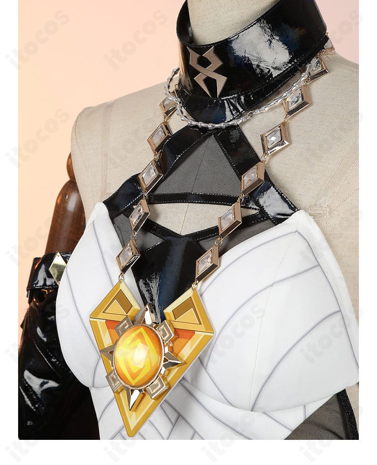 シロネン衣装の胸元ディテール。メダリオン風モチーフと装飾パーツの重なりを精緻に再現。