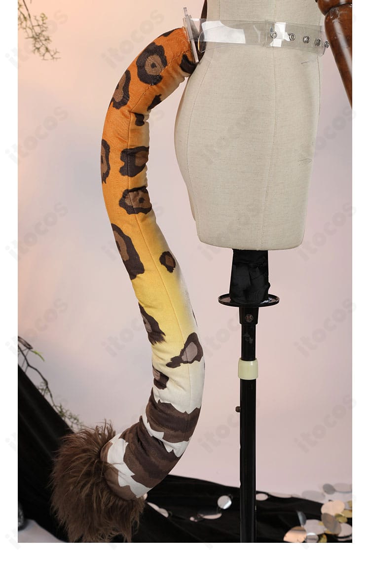 シロネン衣装の尾パーツ詳細。毛並みの表情と付け根の固定方法を示す。