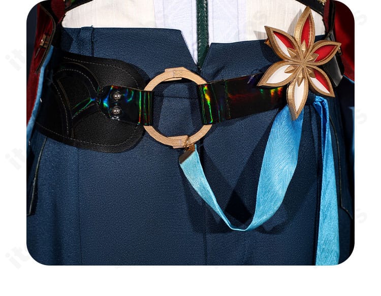 腰帯と腰飾りのクローズアップ。層構造と装飾金具、留め方のディテールを示す画像。