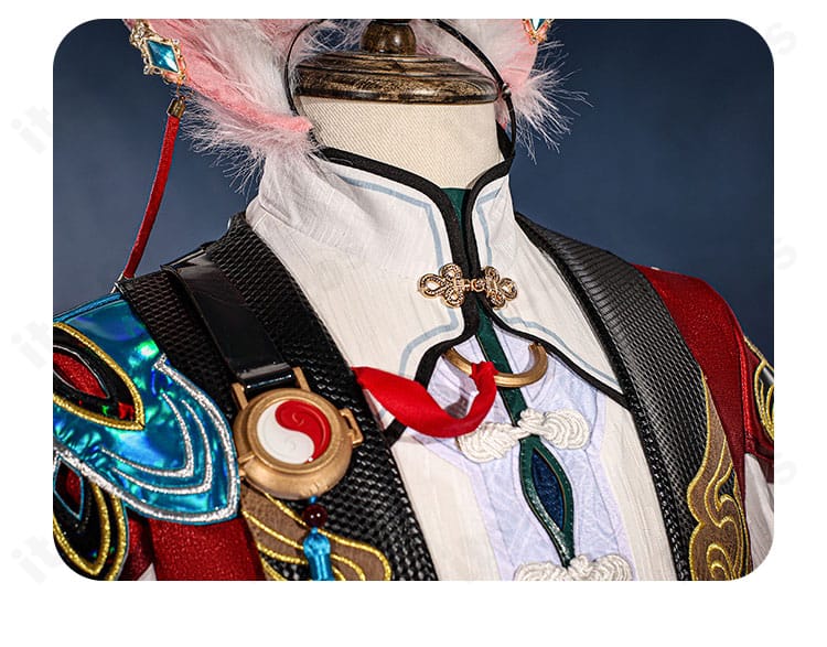 襟元装飾のクローズアップ。椒丘衣装の衣領装飾の形状、縁取り、配色コントラストを捉えた画像。