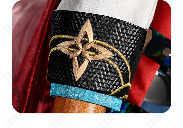 袖口装飾のディテール。カフ部分の装飾、ライン取り、ボタン・留め具の仕様がわかる画像。