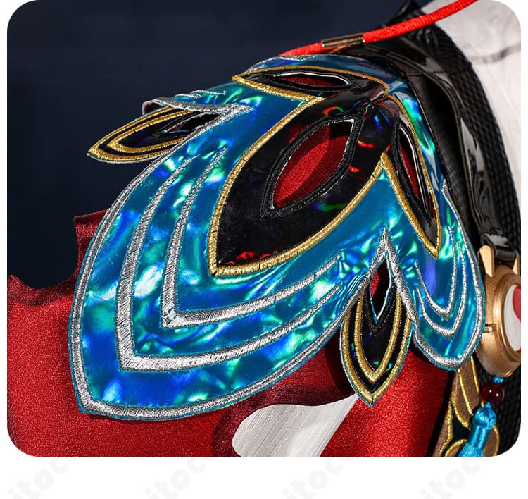 肩周りの装飾アップ。襟元から肩への切り替えとショルダー装飾の質感、ステッチを示す画像。