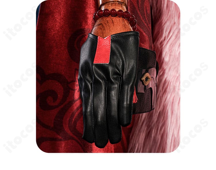手袋・装飾のクローズアップ。素材感と意匠、指先のカッティングが確認できる画像。