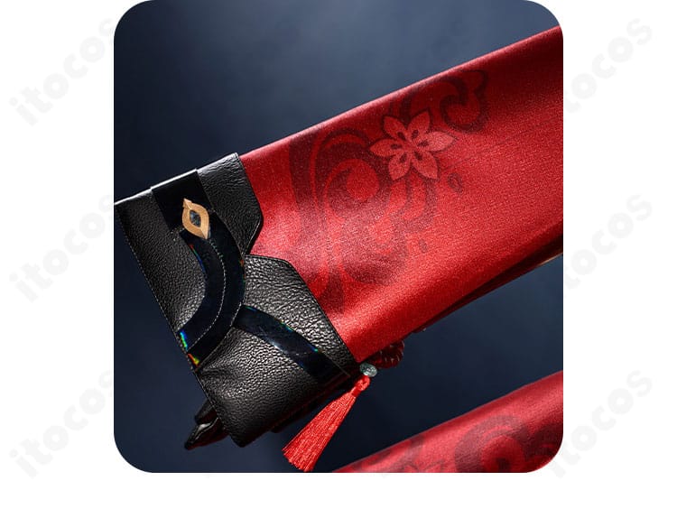 外套袖の装飾アップ。外袖の意匠、プリーツ感と装飾モチーフの配置を写した画像。