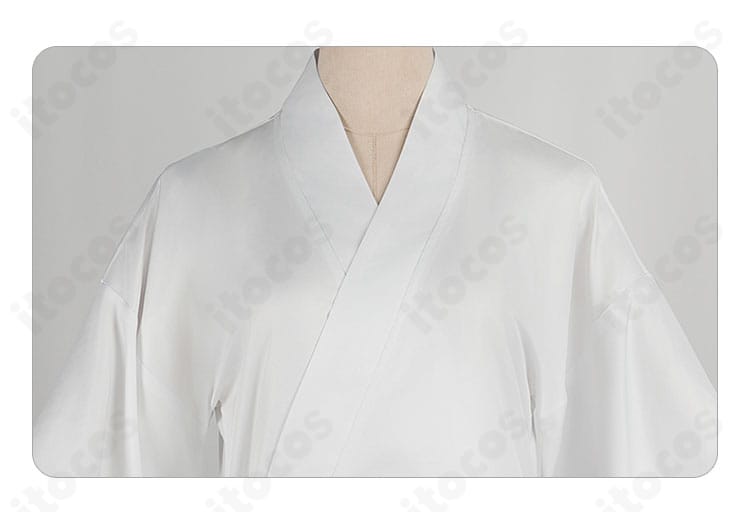 裏梅コスプレ衣装の衣領装飾クローズアップ。襟の重なりと端処理、ステッチ幅が見える詳細画像