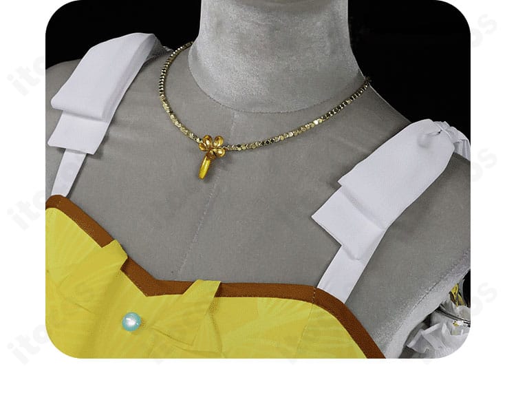 白石杏衣装の肩周り装飾。上品で華やかなブローチ風アクセとトリムの重なりを捉えた画像。