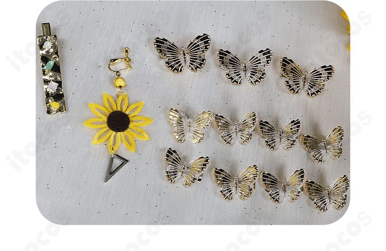 白石杏の耳飾りと蝶モチーフのアクセサリー。可憐なディテールを強調したアクセント画像。