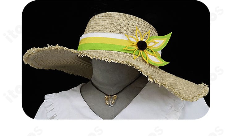 付属の帽子ディテール。トップとブリムの装飾がアクセントになる様子