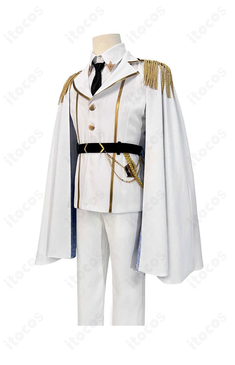 側面ディテール画像。テーパードパンツのラインとコートのサイドフォルム、装飾位置を確認可能。