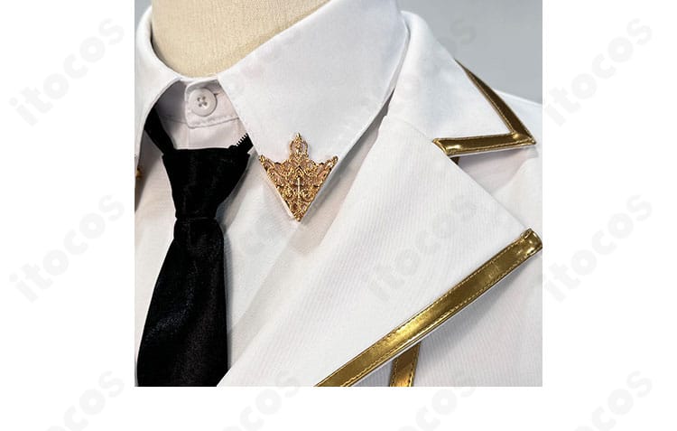 襟元装飾の詳細画像。コートの襟周りと留め具、縁取りの仕上げをクローズアップ。