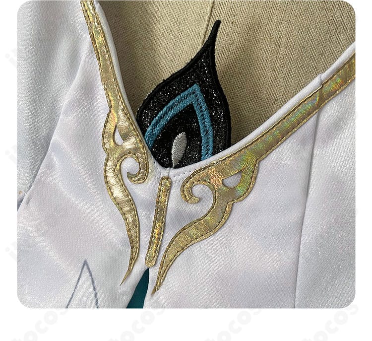 雲璃 コスプレ衣装の腹部装飾。中央部分のモチーフや配色を近距離で撮影。