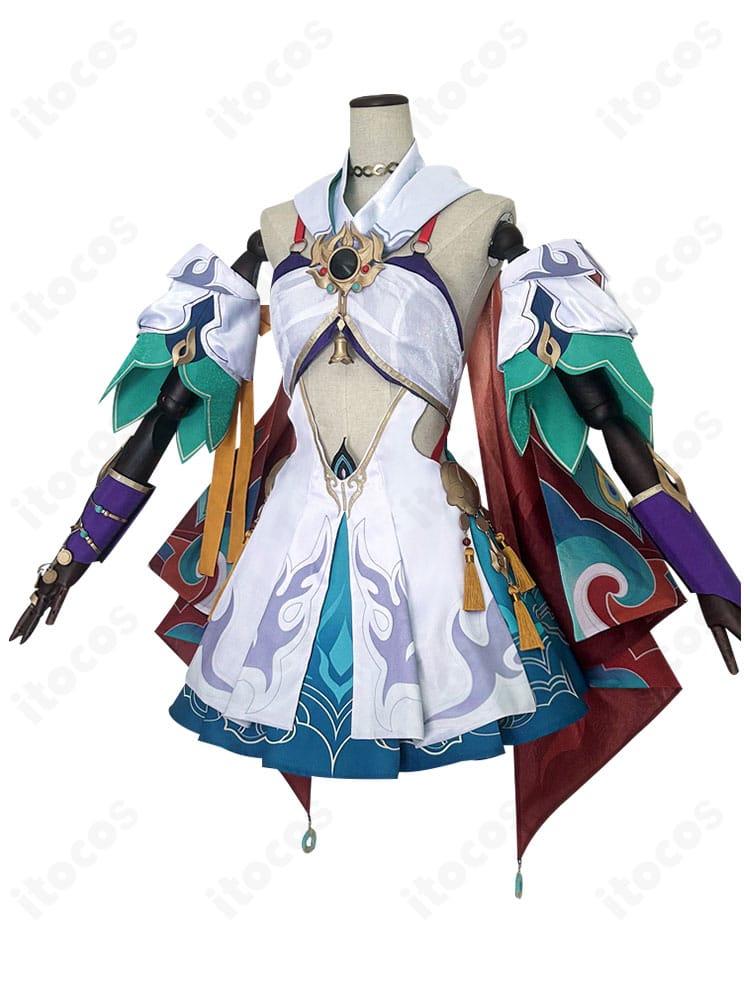 雲璃 コスプレ衣装の側面。ワンピースのラインと袖・腰飾りのシルエットが見える角度。