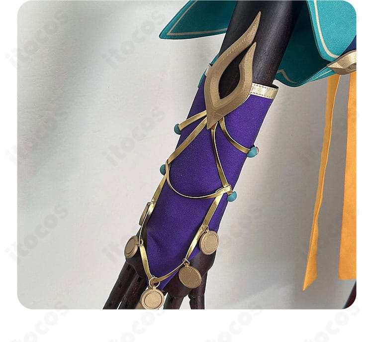 雲璃 コスプレ衣装の腕飾りと手袋のディテール。豪華な装飾の質感と意匠を表現。