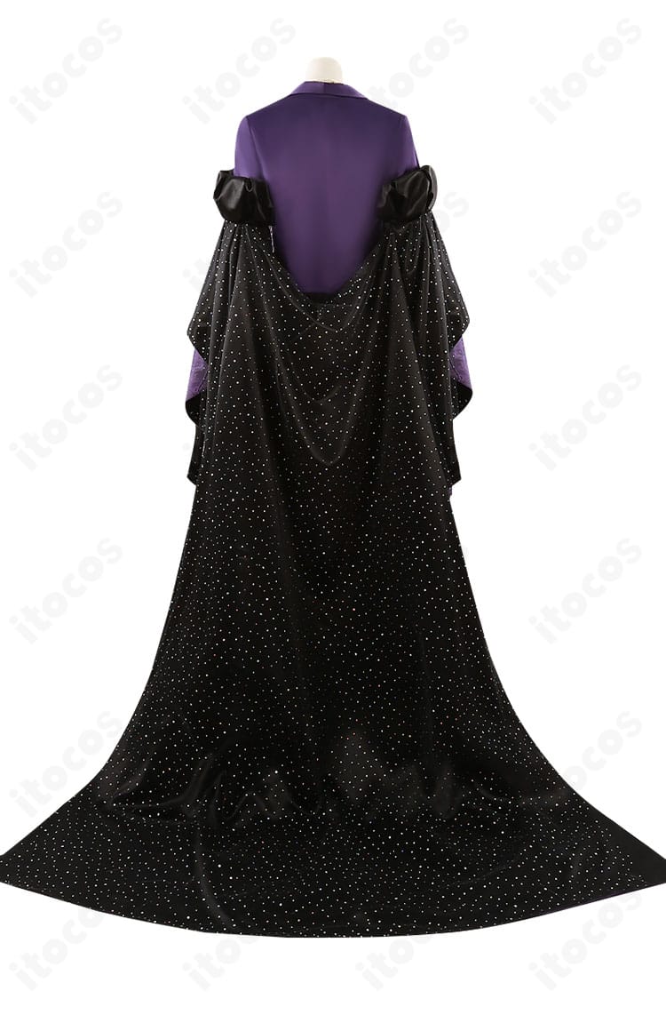 ヴィル・シェーンハイト衣装の背面全景。背中のライン取りと裾の落ち感、コートの構造が見えるカット