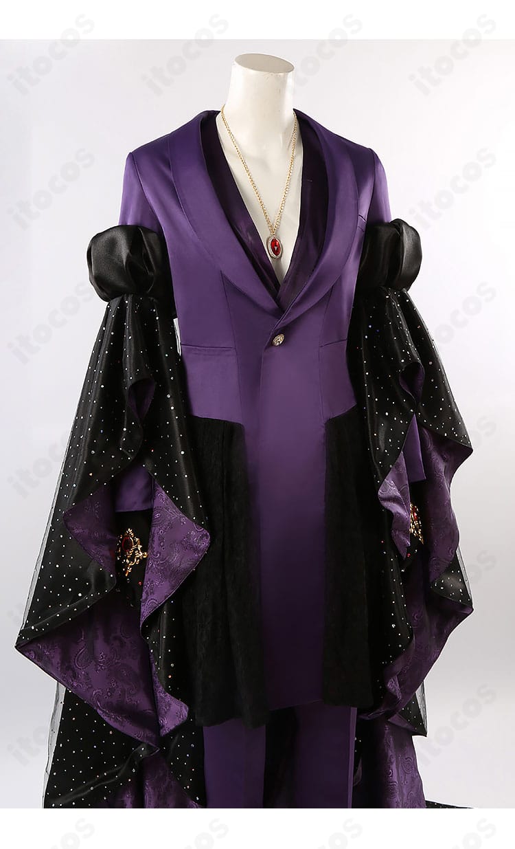 装飾パーツのクローズアップ。ネックレスと刺繍の質感、金具の仕上げを捉えたカット