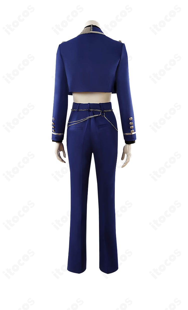 桐谷遥コスプレ衣装の背面。コートのシルエットと腰飾りの形状を鮮明に確認できるカット。