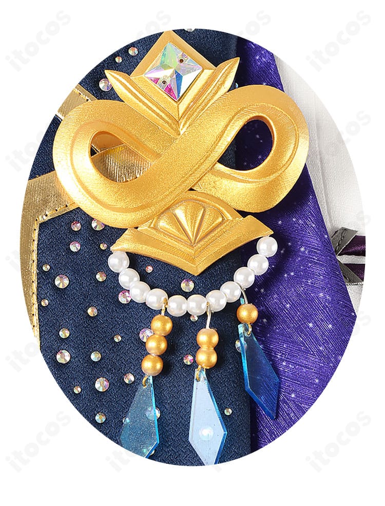 襟まわりの装飾ディテール。刺繍と飾りの仕上げが丁寧で、ステージ映えする質感。