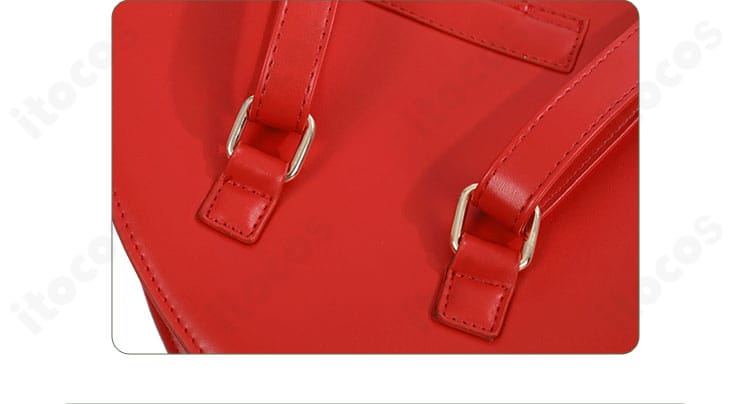 背中のストラップ装飾の詳細。縫製の安定感と装飾パーツの固定方法が分かる一枚。