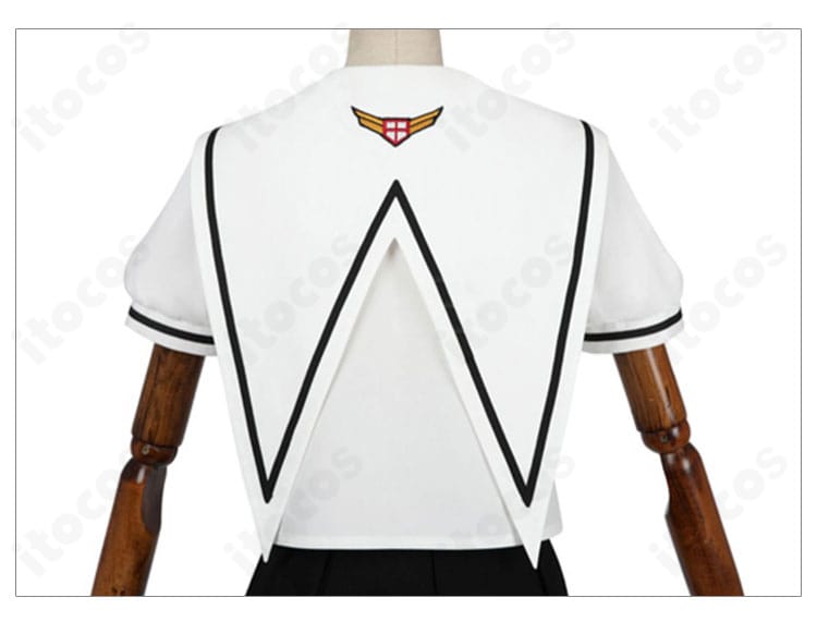 コスプレ衣装の背面ディテール。背中のラインとフィット感、裾の落ち感を確認できる画像。