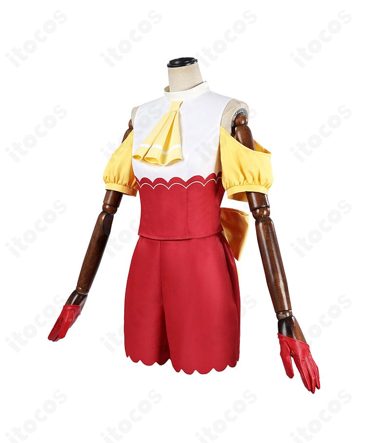 MEMちょ衣装【推しの子】側面ディテール。ショートパンツのラインとトップスのシルエットを確認できる角度