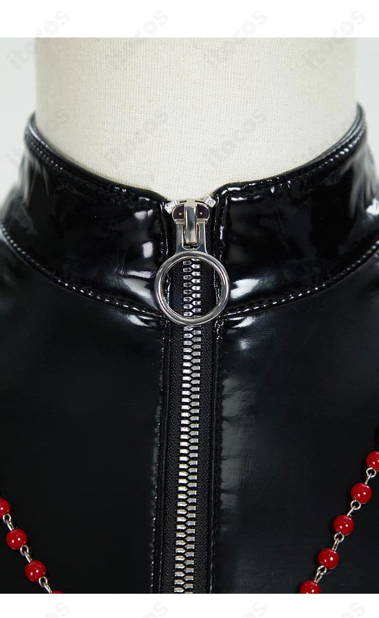 メロ衣装の首元装飾ディテール。縁取りと縫製、金具配置が分かるクローズアップ。