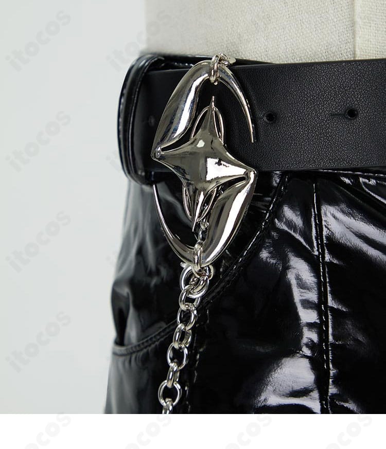 メロのベルト装飾ディテール。バックルの仕上げと帯の素材感を示すクローズアップ。