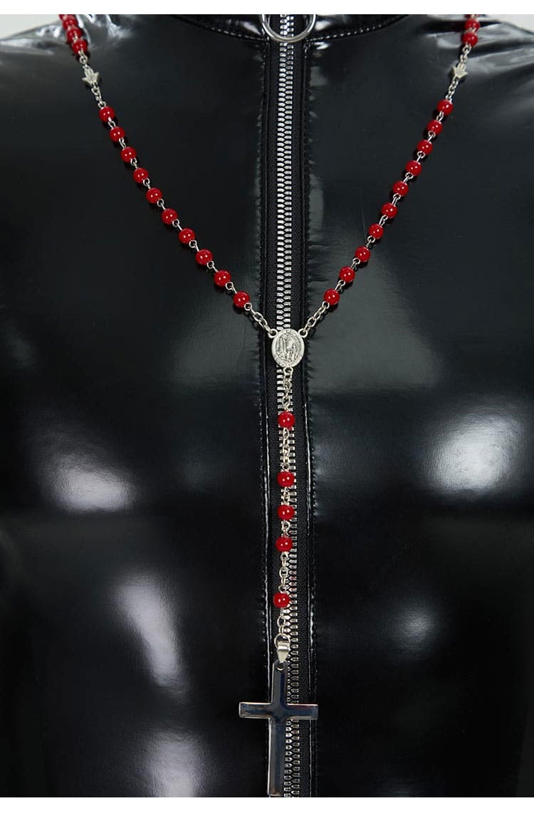 付属ネックレスのアップ。金属パーツとチェーンの質感、長さのバランスを確認できる画像。