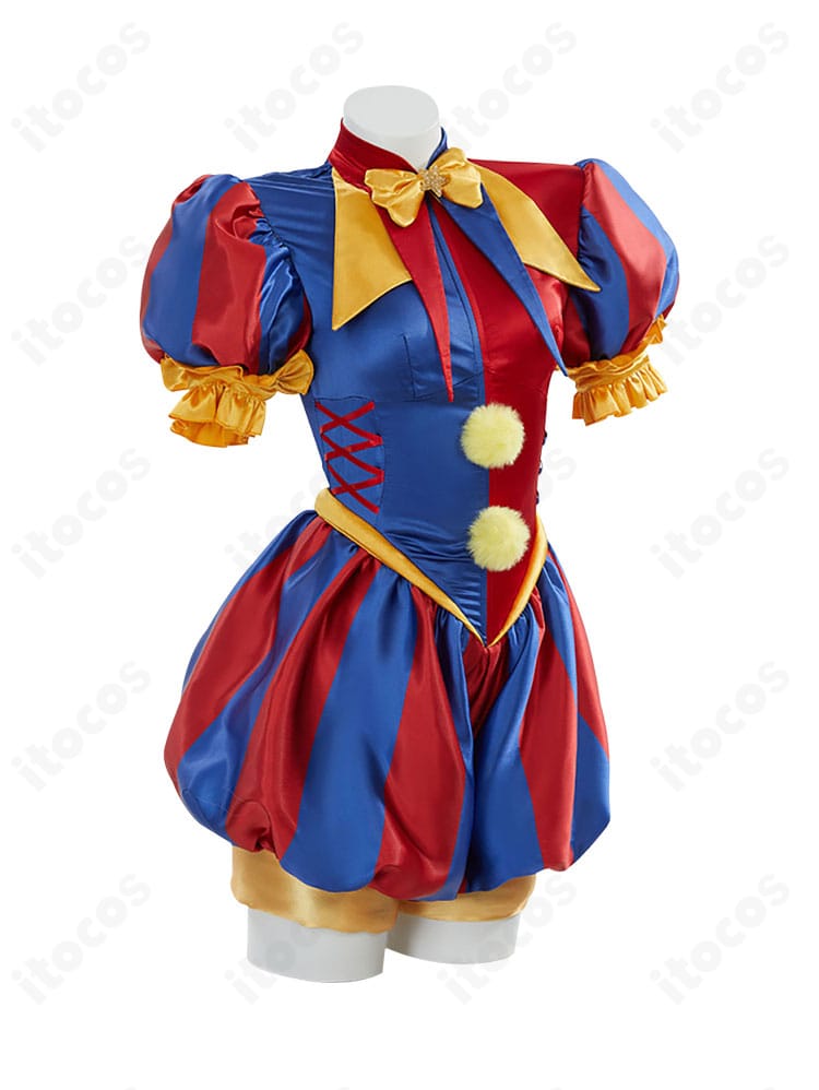 ポムニのコスプレ衣装 側面。レッグカバーや袖のラインが映えるシルエットを確認できるアングル。