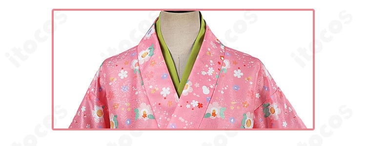 甘露寺蜜璃 街着姿コスプレ衣装の襟元ディテール。上品な切り替えと装飾の仕立てを強調。