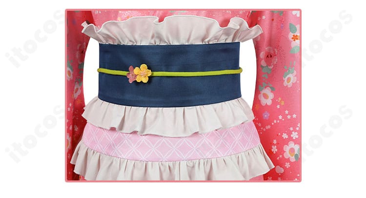 甘露寺蜜璃 街着姿コスプレ衣装のウエスト周り装飾ディテール。コーデのアクセントとなる意匠を近接撮影。