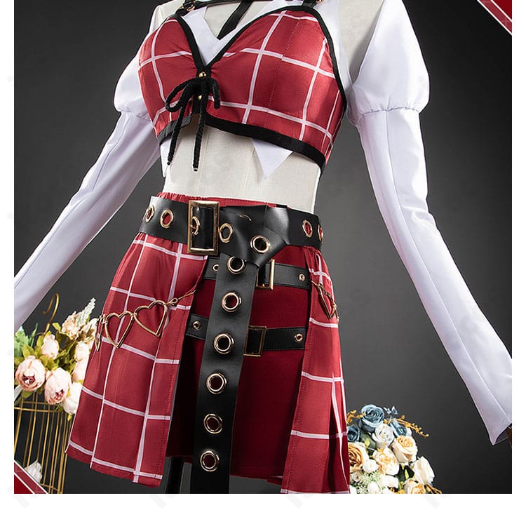 フロント装飾の近接。ベルト通しや金具の配置など、衣装の意匠性を示すディテール。