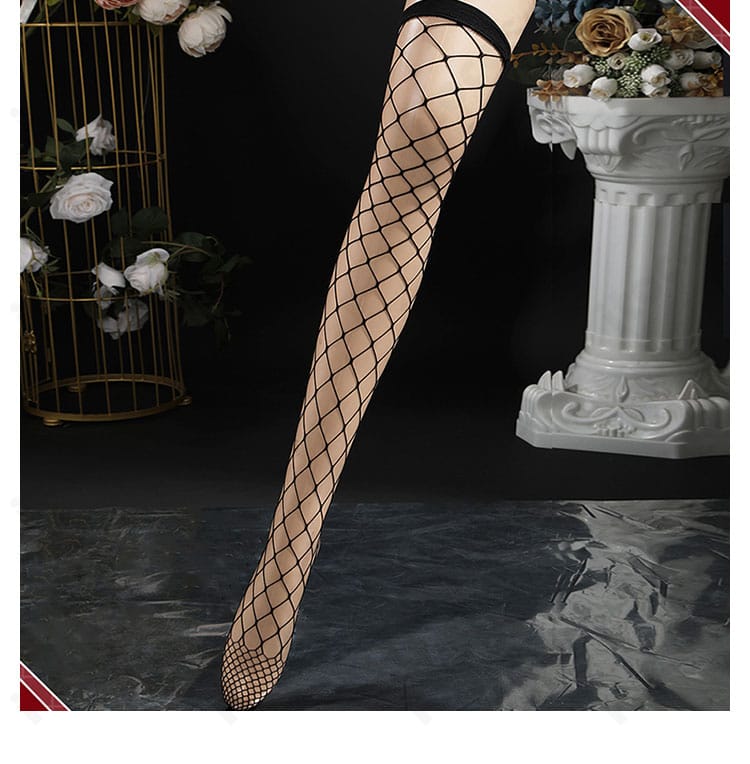 網タイツのディテール。均一な網目で脚線をシャープに見せるアクセサリー。