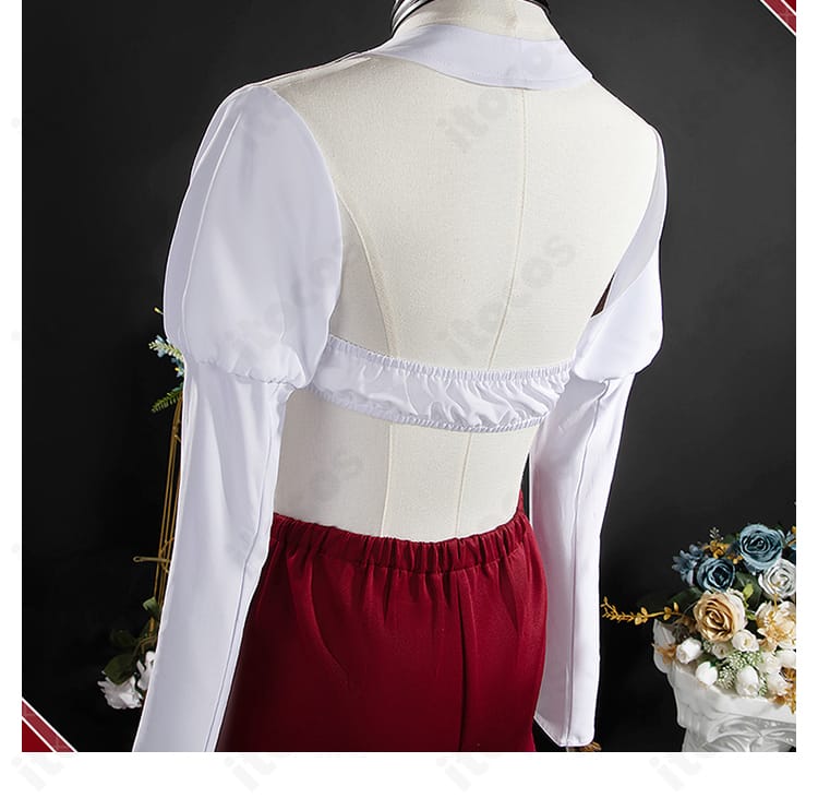 背面装飾ディテール。ヨークやバックの切替が立体シルエットを形成する様子。