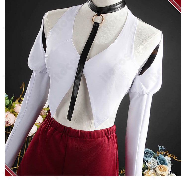 インナーのネックレスディテール。胸元のアクセントで写真映えを高める設計。