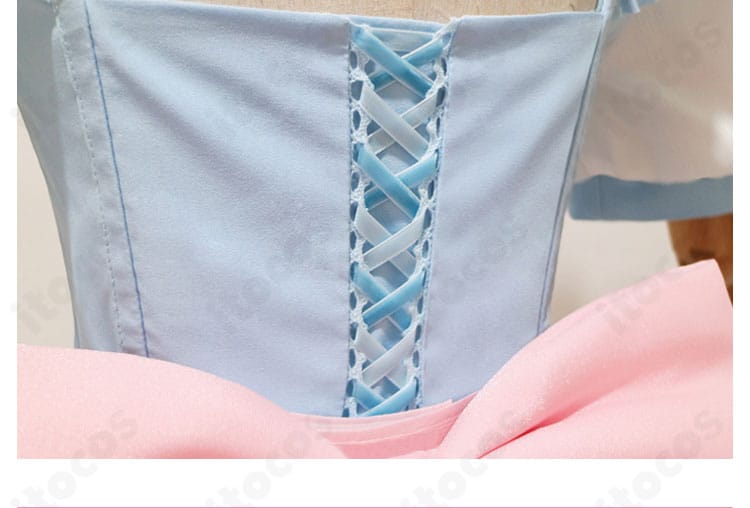 背面ディテールの近接。エプロンのラインとリボンの質感で完成度を表現。