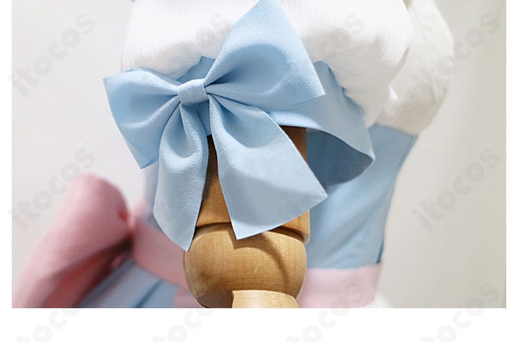 袖口の装飾アップ。レムのメイド衣装に特徴的なフリルとカフの形状。