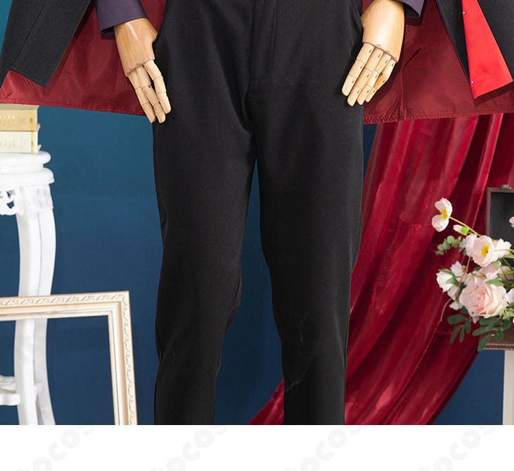 恋と深空 シンのコスプレ衣装 ボトムスの詳細。ズボンのフィット感とステッチの整いを示す