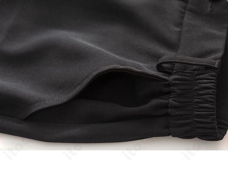 恋と深空 シンのコスプレ衣装 ズボン装飾の近接。脚部のラインと装飾位置を明確に示す