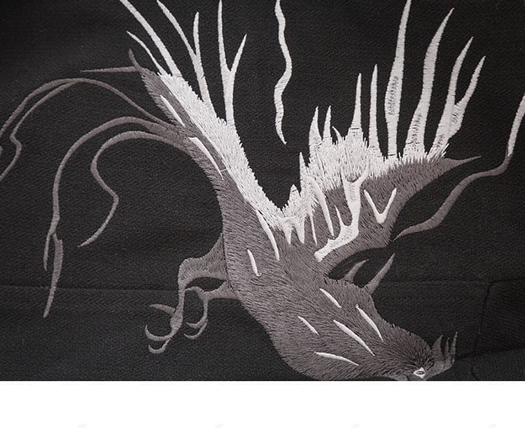 恋と深空 シンのコスプレ衣装 模様と装飾ディテール。パターンの精密さと縁取りの仕上げが見える