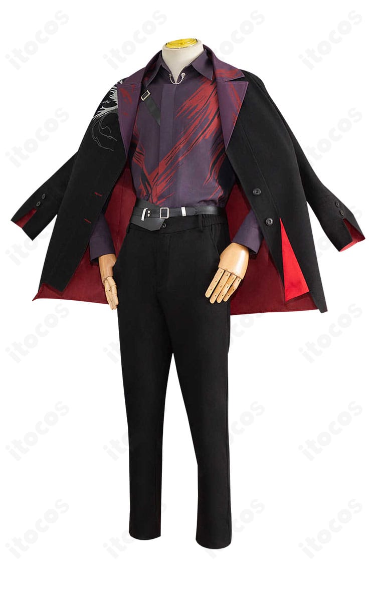 恋と深空 シンのコスプレ衣装 側面。コートのラインと腰周りの装飾、シルエットの落ち感を確認できる