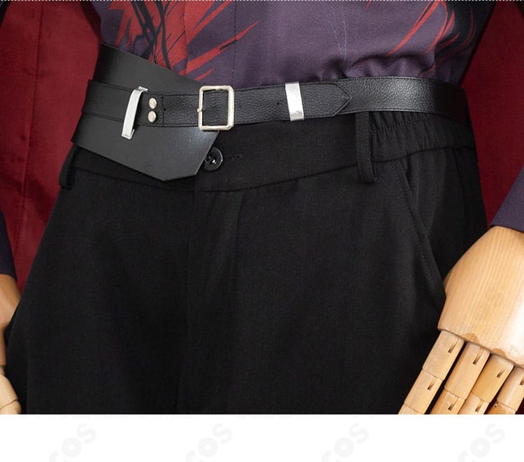 恋と深空 シンのコスプレ衣装 腰ベルトのクローズアップ。金具の質感とベルトのアクセントを確認