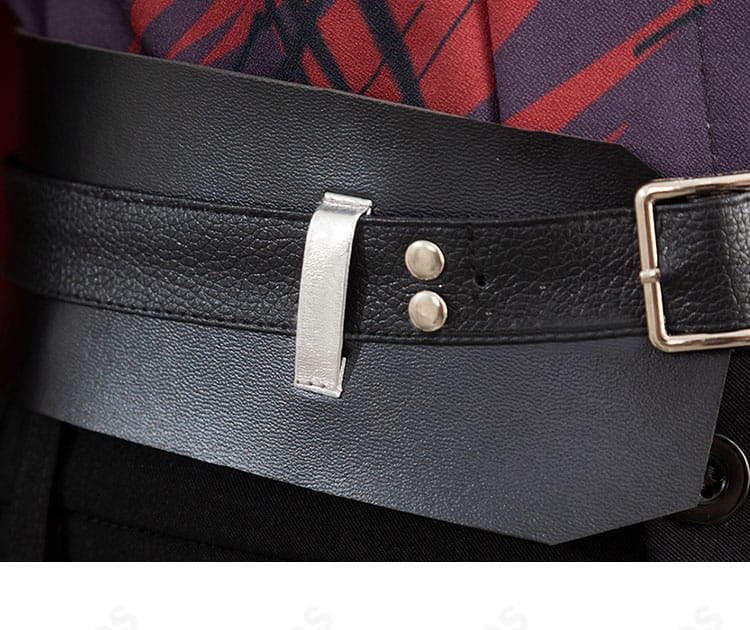 恋と深空 シンのコスプレ衣装 腰回りの装飾。特徴的な金具とパーツ配置の近接カット