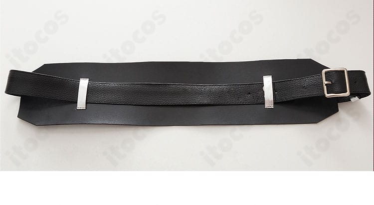 恋と深空 シンのコスプレ衣装 腰ベルトの細部。バックルとベルト端の処理が分かる近接写真